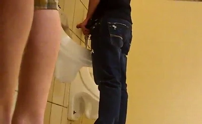 Em busca de um macho disposto a brincar no banheirão