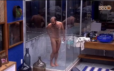 Mahmoud é flagrado tomando banho peladinho no BBB18