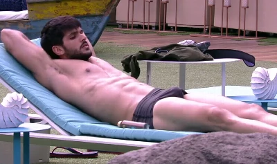 Mala do Lucas, do BBB18, chama atenção na piscina e academia