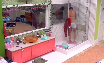 Vagner, do BBB18, acorda bem excitado e não tem a menor vergonha