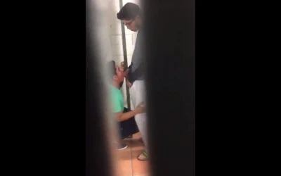 Uma mamada e uma punheta no banheirão, porque não?