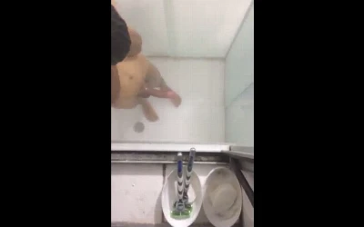 Primão (e sua anaconda) foram flagrados se divertindo no banho