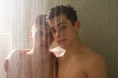 Durante o banho, novinhos se empolgam e chupam bem gostoso