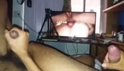 Batendo uma punheta bem quente com o brother
