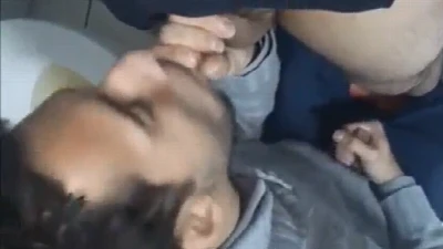 Safado chupou desconhecido no banheirão até ele gozar