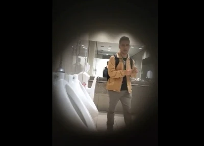 Safado bate punheta solitária no banheirão e goza gostoso