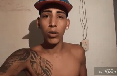 Parceiro filme cueca branca e se excita em desafio do youtube