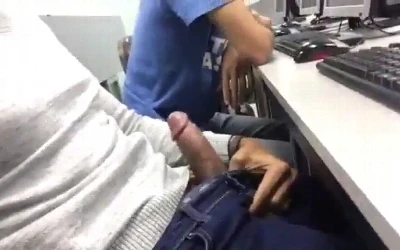 Escritório vazio, mente cheia de pensamentos impróprios