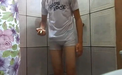 Youtuber novinho faz desafio da cueca branca e fica excitado