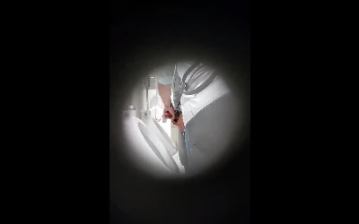 Safado adora uma mão amiga caprichada no banheiro do shopping