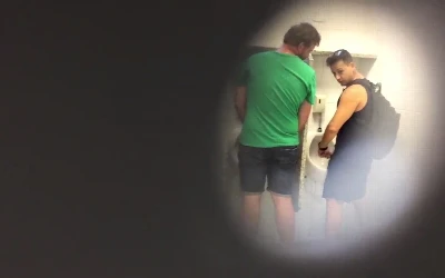 (HD) Safados são flagrados na pegação em banheirão de Joinville