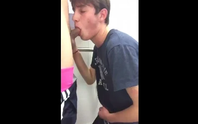 Jovem não hesita na oportunidade de dar aquela chupada no banheirão