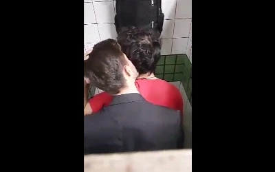 Depois do trabalho, safado faz hora extra bem gostosa no banheirão