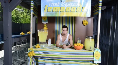 Johnny Rapid é lembrado que não há melhor incentivo do que pica no cu