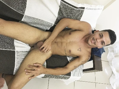 Guto Latino estreia no Mundo Mais com gozada espetacular