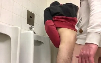 Pentelhudo gostoso dá o cu com toda vontade no banheirão