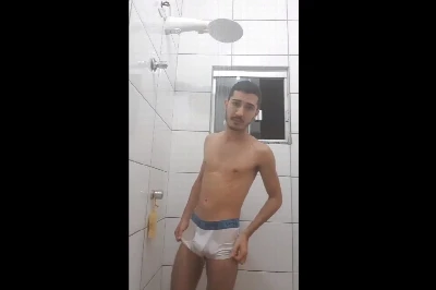 (HD) Youtuber fica excitado durante desafio e mostra demais
