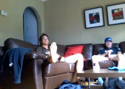Amigos héteros se masturbam juntos assistindo pornô