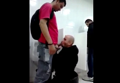 Banheirão movimentado não impede esses dois de curtirem gostoso