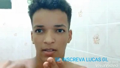 Youtuber faz vídeo com cueca transparente e se excita