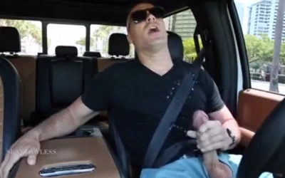 Homão safado não consegue segurar, bate uma e se lambuza todo no carro