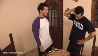 Brasileiro sem grana pede pizza e paga com a bunda
