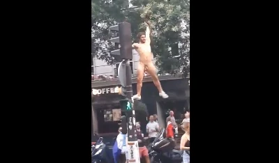 Pelado no meio da rua: torcedor francês se empolga na comemoração