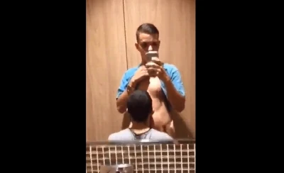 Moleque novinho achou cara dando mole no banheirão