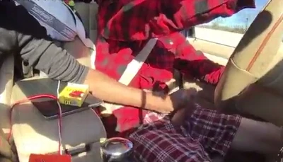 Amigo safado "dá uma mãozinha" para motorista "passar a marcha"