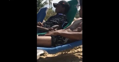 Mesmo na praia, amigos curtem uma brotheragem bem gostosa