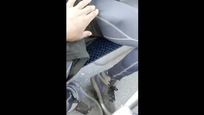 Negros bem dotados não conseguem segurar o tesão no ônibus