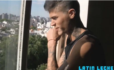 (HD) Latino maloqueiro sem grana acaba dando por dinheiro