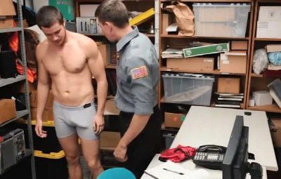 Ficou excitado depois de ser flagrado pelo policial e acabou em apuros