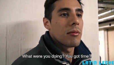 Latino hétero acaba topando putaria gay por um pouco de dinheiro