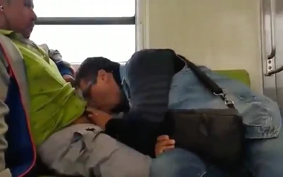 Metrô em movimento não impediu uma rapidinha no vagão