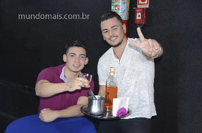 Vídeo com Zé e Johnny no Bar fodendo com vontade