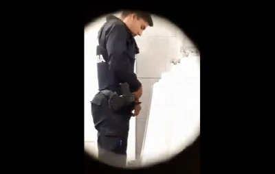 Saca esse flagra rapidinho, policial dando uma mijada no banheirão