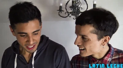 Latinos topam brincar e fuder pela primeira vez com o outro por grana