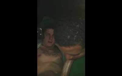 Hétero não esconde o prazer ao ser mamado pelo amigo gay