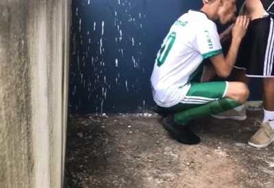 Jogadores de futebol se chupam e fodem em construção abandonada