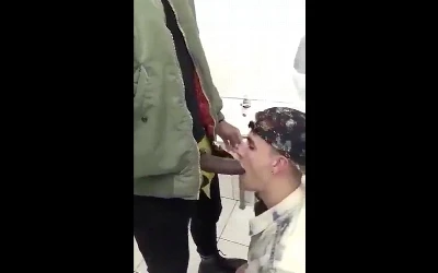 Branquelo não hesita e mama negão no banheirão até gozar
