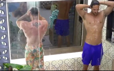 A Fazenda 8: João Zoli e Léo Stronda tomam um banho delicioso juntos
