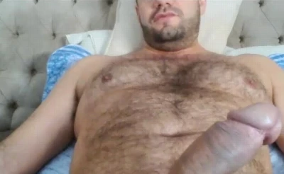 Tiozão parrudo está doido para bater aquela bronha depois do almoço