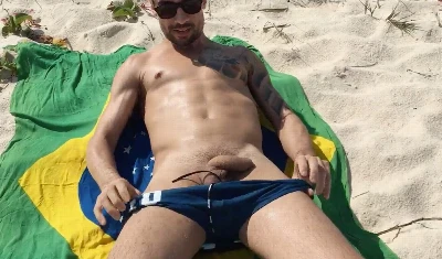 Depois de mostrar rola na praia, GP Léo, bate uma bronha gostosa na praia
