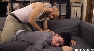(HD) Padastro começa massagem no enteado e acaba no cuzinho rosa