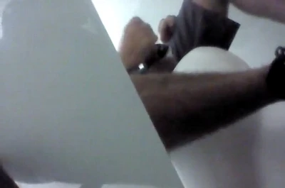 "Negro da geral" flagra safado batendo uma no banheirão