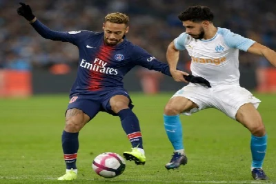 Neymar tira a rola do jogador adversário no meio do campo