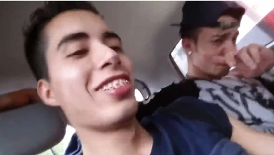 Boyzinho brasileiro dá de mamar pro viado dentro do carro