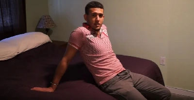 Macho de apenas 20 anos foi seduzido e fodeu gay com força