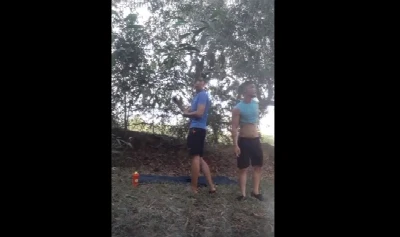 Tesão fala mais alto e novinhos acabam fodendo no matagal